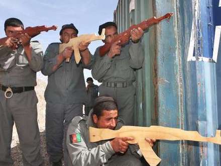polizei-afghan-holzgewehr